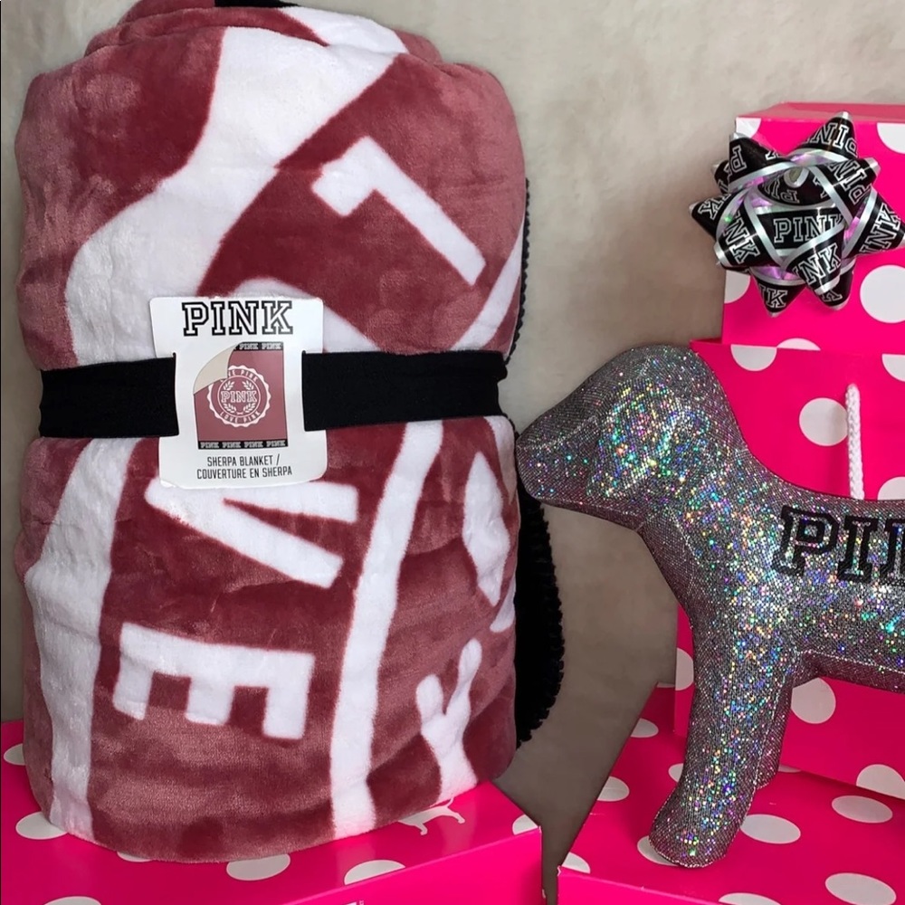 🆕 Victoria’s Secret Pink Sherpa Blanket Begonia